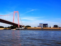 Brücke über der Waal