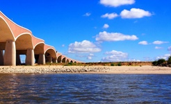 Brücke über niederländischem Rhein